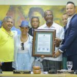 Concejo de Regidores y alcalde de Los Alcarrizos reconoce a los alcarricences residentes en el exterior